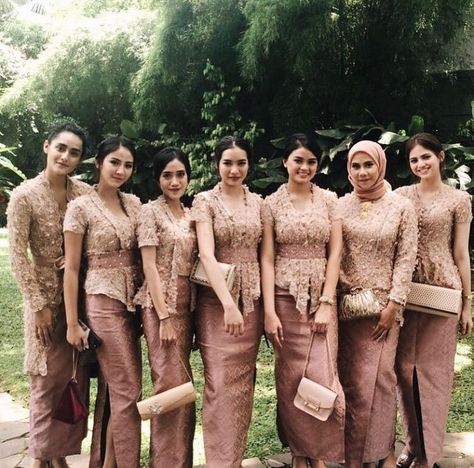 The Bride Dept on Instagram: “Perpaduan antara kain bertekstur dan songket dengan warna nude seperti ini terlihat cantik ya untuk seragam bridesmaid. Who's inspired? ⠀ ⠀…” Kebaya Bridesmaid Modern, Bridesmaid Kebaya, Kebaya Bridesmaid, Indonesian Kebaya, Model Dress Kebaya, Kebaya Lace, Kebaya Wedding, Kebaya Modern Dress, Dress Kebaya