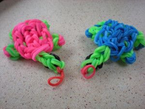 AWESOME! Check out this Adorable Turtle Rainbow Loom Charm! Monster Tail Loom, Rubber Band Charms, Loom Band Charms, Rainbow Loom Animals, Loom Bands Designs, Loom Animals, Loom Band Patterns, Loom Band Bracelets, Rainbow Loom Rubber Bands