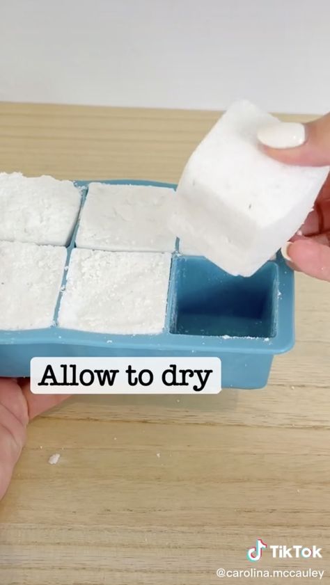 Struggling to keep your clothes white? This cleaning expert’s trick will make them look brand new again! | Seniors Discount Club Laundry Whitening, Borax Laundry, Self Cleaning Toilet, Stain Remover Clothes, Japanese Zen Garden, Homemade Laundry, Silicone Ice Cube Tray, Bathroom Smells, Stain Removal