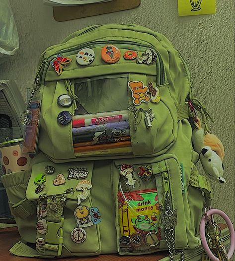 Mochila Grunge, Jaket Denim, Inside My Bag, Backpack Decoration, What In My Bag, Mia 3, My Bag, Essential Bag, Cute Bags