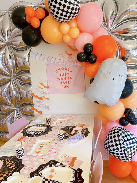 Looking to add some style and spook to your Halloween party this year? Our DIY balloon garland is it! Each kit includes 8’ of balloon tape, easy step by step instructions, 64 balloons in varying sizes, a foil ghost and 2 foil black cheered orbs. Neutral Halloween Birthday Party, Halloween Birthday Party Balloon Arch, Second Halloween Birthday Party, Girly Halloween Party Ideas, Preppy Halloween Birthday Party, Spooky One Birthday Table Decor, Spooky 3rd Birthday, Three Spirit Birthday Halloween, Halloween Theme One Year Birthday