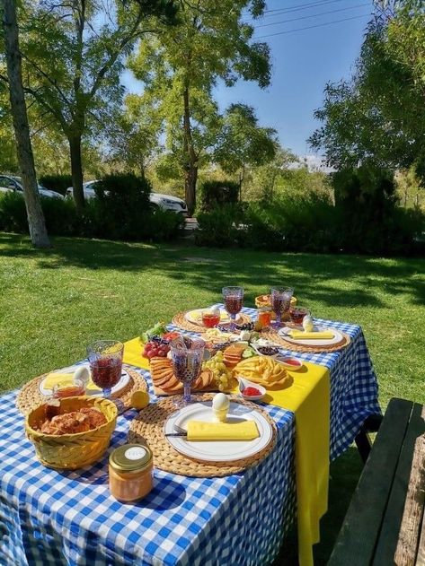 Dia De Campo Picnic Ideas, Picnic Pictures, Romantic Breakfast, Disney World Rides, Picnic Date, Breakfast Table, Serving Food, Food Presentation, Decoration Design