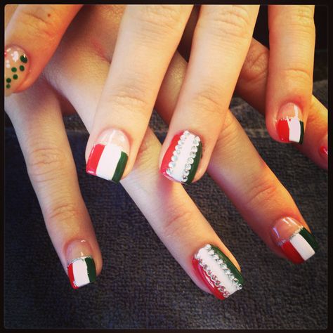 Italian flag w. Bling!! These made nail pro magazine :)) Nails For Italy, Christmas Nail Designs Acrylic, Italy Nails, Nail Fashion Trends, Flag Nails, Nail Extensions Designs, Hot Nail Designs, Nails Designs Short, Glitter Accent Nails