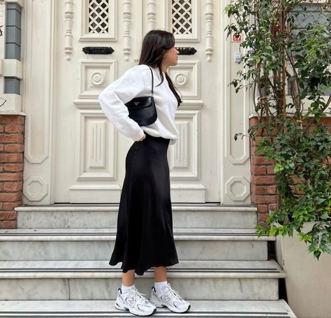 Satin Skirt Outfit, Chique Outfit, Rock Outfit, Midi Skirts, Modest Fashion Outfits, Satin Skirt, Outfit Inspo Fall, 가을 패션, Casual Style Outfits