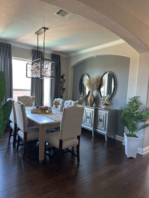 Dining Room Decor Small Apartments, Suburban Dining Room, Dining Room Ideas Bloxburg, Bloxburg Interior Ideas, Suburban Living Room, Kitchen And Dining Room Combo, Dining Room Combo Ideas, Dining Room Idea, Dining Room Glam