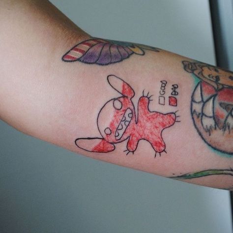 Lilo And Stitch Tattoo, Stitch Tattoo, 4 Tattoo, Tatuaje A Color, Cartoon Tattoos, Female Tattoo, Disney Tattoos, Skin Art, Piercing Tattoo