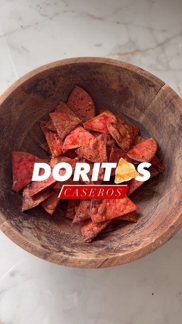 Patri Tena | Tictacyummy on Instagram: "DORITOS CASEROS 👌 @tictacyummy Guárdate esta idea de snack saludables 🤩 Ha sido nuestro vicio de este finde, y para repetir 🙌 👉 Con unas tortillas de tacos o de burritos de maiz o de trigo. 👉 Impregna en aceite de oliva, pimentón o chili, ajo y todas tus especias favoritas, con una pizca de sal. 👉 Corta en triángulos y hornea de 10 a 15 minutos a 180* o hasta que queden crujientes. Y yummyyy 😋 . . #doritos #doritoscaseros #singluten #tictacyummy #he Sin Gluten, Tortillas, Burritos, Chili, Tacos, On Instagram, Instagram