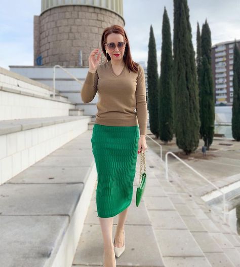 Patricia in a sweater and green skirt | 40plusstyle.com Tops For Pencil Skirts, Green Pencil Skirt Outfit, Trendy Fall Outfits For Women, Pencil Skirt Outfits Casual, Summer Pencil Skirts, Green Skirt Outfits, Sweater Skirt Outfit, Skirt Outfit Summer, Fall Outfits For Women