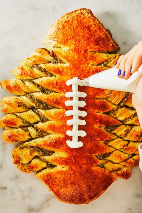 Pull-Apart Spinach-Artichoke Football Pull Apart Spinach Artichoke Football, Spinach Artichoke Football, Football Pull Apart Bread, Vegetarian Super Bowl Recipes, Football Bread, Game Day Apps, Super Bowl Food Menu, Vegetarian Super Bowl Food, Vegetarian Super Bowl