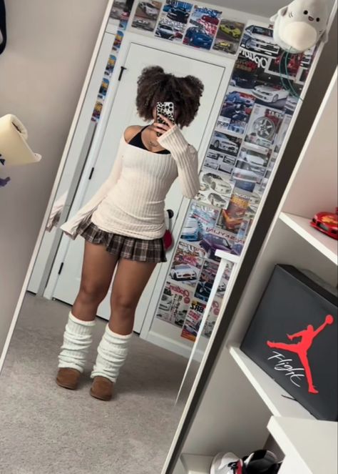 Big Leg Warmers Outfit, Warm Outfit Ideas Winter, Outfits With Leg Warmers And Pants, Simple Outfit Ideas Winter, Thick Body Outfits Winter, Pink And Brown Clothes, Outfits With Afro Hair, Leg Warmers Over Jeans, Winter Alt Outfits Cold Weather