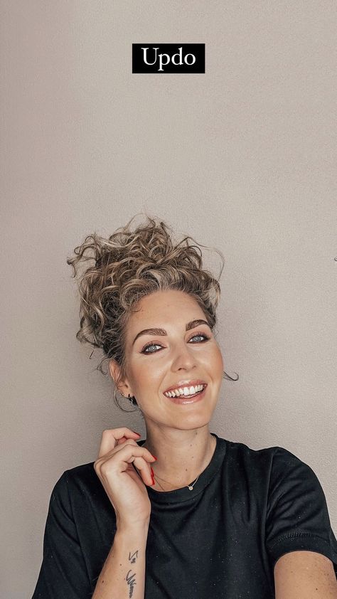 Loose Curl Updo Messy, Curly Updo Front View, Shoulder Length Curly Hair Updo Easy, Easy Curly Hair Updo Tutorials, Curly Hair Casual Updo, Curly Messy Updo, Wavy Hair Updo Easy, Curly Hair Updo Easy, Easy Curly Hair Updo