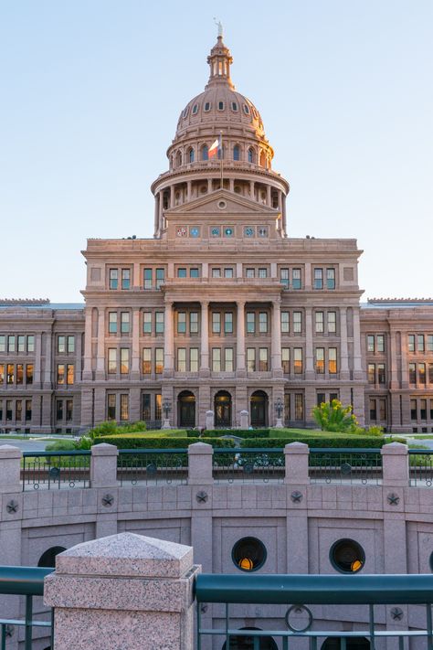 Texas State Capitol, Us Capitol, Texas Living, State Capitals, Capitol Building, Bridge Building, Famous Buildings, U.s. States, Classical Architecture