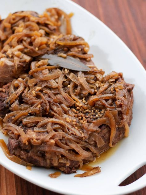 Roast Beef Slow Cooker, French Onion Roast, Cosmopolitan Cornbread, Roast Beef Recipe, Beef Crockpot, Traditional Meatloaf, Slow Cooker Roast Beef, Garlic Beef, Slow Cooker Recipes Beef