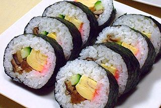 Futomaki roll Sushi Vinegar, Vegetarian Sushi, Maki Sushi, Sushi Recipe, Diy Sushi, Types Of Sushi, Sushi Party, Salmon Sushi, Homemade Sushi