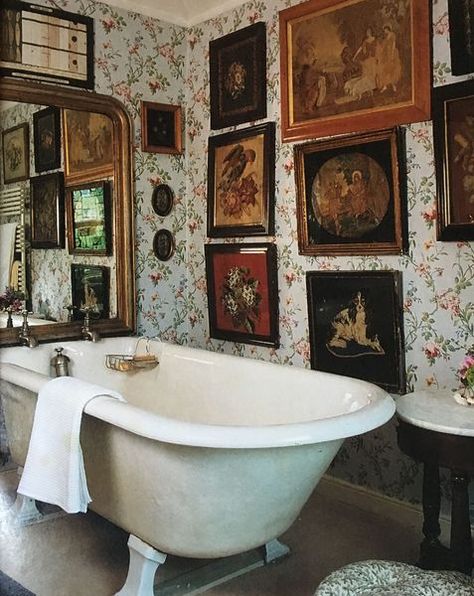 30 Stand Out Maximalist Home Décor Ideas that Won't Make Your Home Looks Crowded ~ Matchness.com Maximalist Bathroom, French Country Bathroom, Maximalist Home, Design Blogs, Style Deco, Decoration Inspiration, Home Design Decor, Minimalist Decor, House Inspo