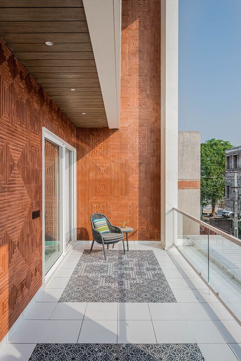 The Courtyard House / Manoj Patel Design Studio | ArchDaily Modern Tropical House, Balcony Flooring, Studio 17, Tropical Architecture, Casa Patio, Brick Architecture, Tiles Design, Indian Architecture, Terrace Design