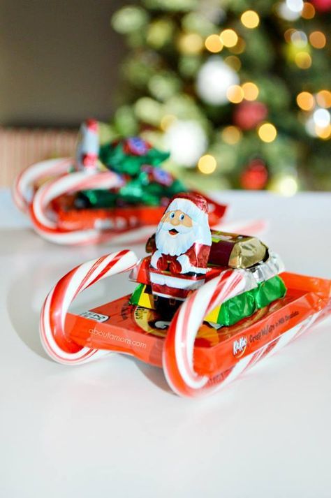 How to Make Adorable Candy Sleighs - DIY - AllDayChic Diy Christmas Gifts Candy, Candy Sleighs, Christmas Candy Crafts, Candy Sleigh, How To Make Candy, Christmas Candy Cane Decorations, Candy Cane Sleigh, Diy Christmas Candy, Christmas Candy Gifts