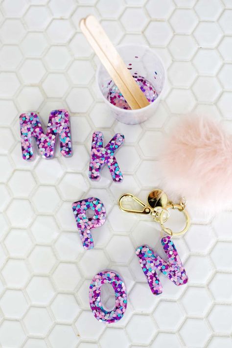 Epoxy Letter Keychains, Letter Keychain Resin, Acrylic Keychains Diy, Resin Keychain Diy, Diy Acrylic Keychain, Acrylic Projects, Resin Keyrings, Resin Letter Keychain, Diy Resin Keychain