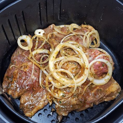 Marinated Skirt Steak and Onions in Air Fryer Basket Image Carne Asada In Air Fryer, Skirt Steak Recipes Air Fryer, Skirt Steak Air Fryer, Carne Asada Air Fryer, Skirt Steak In Crockpot, Air Fryer Carne Asada, Air Fryer Skirt Steak, Steak Air Fryer, Meat Tacos