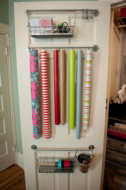 Back of door wrapping station for under 20 bucks. - organization at its best! Organiser Son Dressing, Gift Wrap Organization, Wrap Rolls, Gift Wrap Storage, Wrapping Station, Ikea Hackers, Office Crafts, Craft Room Organization, Cool Ideas