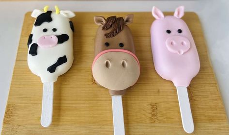 Emma Farm Birthday Party Ideas, Animal Cake Pops, Tractor Birthday Party, Cake Pop Designs, Barn Party, Farm Theme Birthday, Farm Animals Birthday Party, Farm Themed Birthday Party, Farm Cake