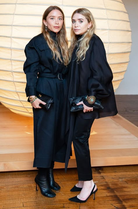 The Olsens Use This Accessory to Make All-Black Outfits 10x More Interesting Olsen Street Style, Ashley And Mary Kate Olsen, Ashley Olsen Style, Olsen Fashion, Olsen Twins Style, Mary Kate Ashley Olsen, Olsen Sisters, Olsen Style, Olsen Sister