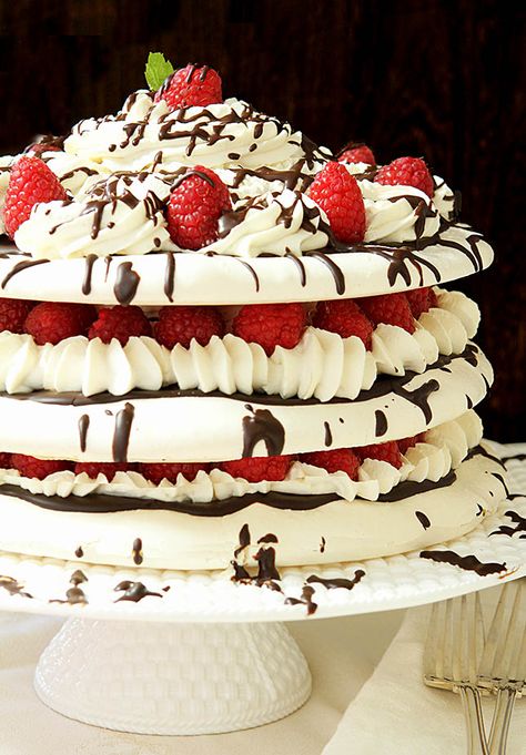 Boccone Dolce, Raspberry Pavlova, Chocolate Pavlova, Pavlova Dessert, Colorado Food, Chocolate And Raspberry, Pavlova Recipe, Chocolate Sweets, Chocolate Raspberry