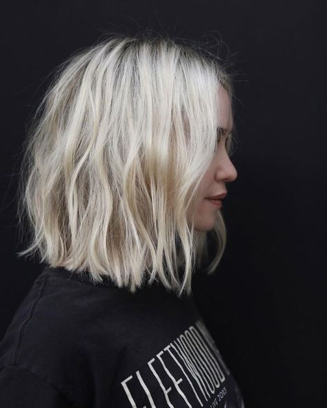 And beautiful blonde. #blonde #bobshairstyleideas Brown Blonde Hair, Short Hair Balayage, Penteado Cabelo Curto, Short Blonde, Short Blonde Hair, Hair Envy, Grunge Hair, Brunette Hair, Hair Dos