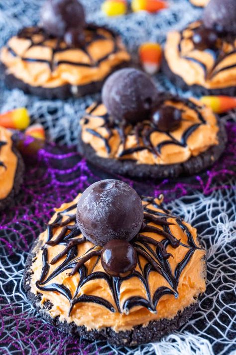 These Halloween spider cookies are super fun to make and really tasty! A chocolate sugar cookie topped with delicious buttercream and a lindor truffle spider! Halloween Spider Cookies, Spooky Foods, Witchy Tea, Spider Cookies, Teen Halloween, Spooky Food, Chocolate Sugar Cookies, Halloween Treats Easy, Halloween Sweets