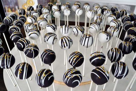 White And Gold Cake Pops, Black Gold Baby Shower, White And Gold Cake, Gold Cake Pops, Black And White Cake, White Cake Pops, Pops Cake, White Cake Recipe, Sweet Tables