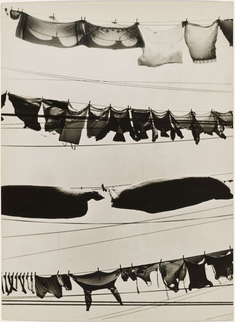 Walker Evans, Washington Street, New York City, Wash Day, about 1930  -  © Walker Evans Archive Milan Kundera, Walker Evans, Edward Weston, Clothes Hanging, Wash Day, Getty Museum, Black And White Photograph, Washington Street, Gelatin Silver Print