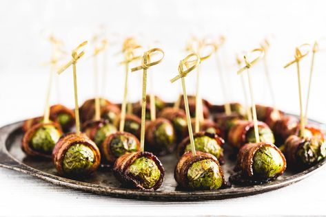 Bacon Wrapped Brussel Sprouts With A Balsamic Glaze • Nomageddon Dinner Party Appetizers Easy, Balsamic Glaze Brussel Sprouts, Bacon Wrapped Brussel Sprouts, Appetizer Christmas, Christmas Side Dish, Bacon Wrapped Appetizers, Dinner Party Appetizers, Thanksgiving Appetizer, Recipe Thanksgiving