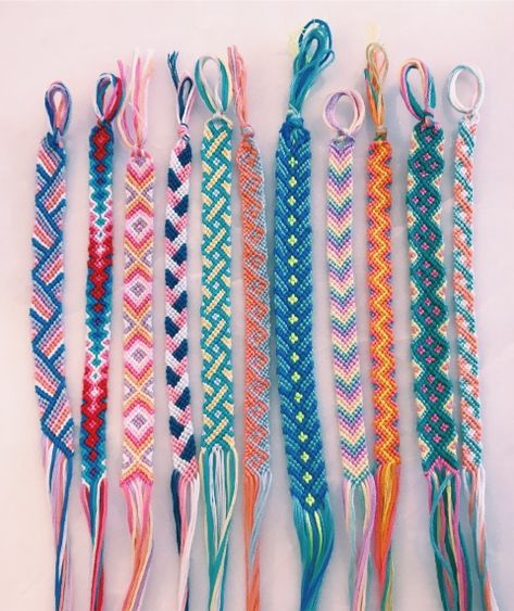 Friendship Bracelets Tutorial, Chevron Friendship Bracelets, Bracelet Colors, Diy Bracelets With String, String Bracelet Patterns, Yarn Bracelets, Cute Friendship Bracelets, Handmade Friendship Bracelets, Embroidery Bracelets