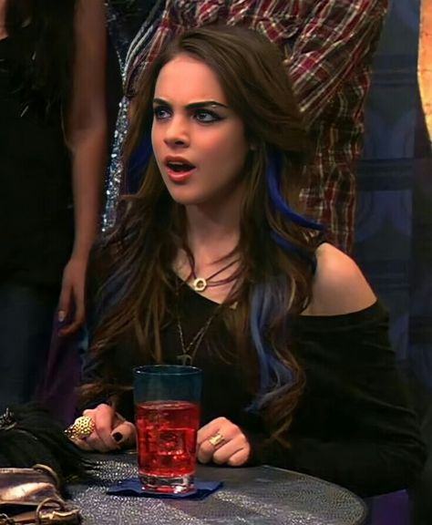 Jade West Hair, Jade West Style, Jade Victorious, Jade West Victorious, Freddie Benson, Queen Liz, Jade West, Dark Hair With Highlights, Elizabeth Gillies