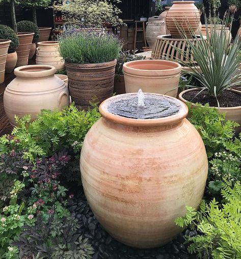 One-pot wonders your garden will love Spanish Water Feature, Terracotta Pot Water Feature, Water Fountains Landscaping, Terracotta Fountain, Pot Water Feature, Pot Design Ideas, Pot Landscaping, Mexican Casa, Pot Decoration Ideas