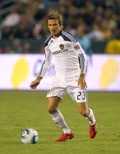 David Beckham playing Football David Beckham Soccer, David Beckham Football, David Beckham Photos, Ronaldo 9, Soccer Baby, Cr7 Messi, David And Victoria Beckham, Pro Athletes, Soccer Guys