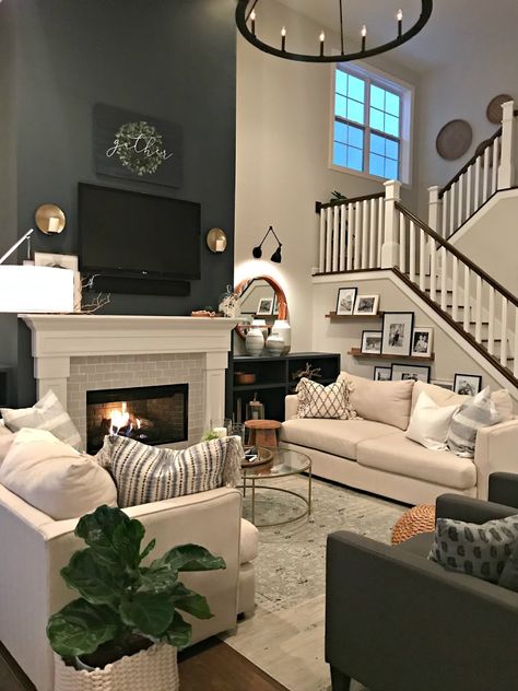 Villa Toscana, Tall Fireplace, Open Stairs, High Ceiling Living Room, Appartment Decor, Stairs In Living Room, Family Room Makeover, Small Family Room, Thrifty Decor Chick