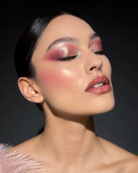 Pink Makeup Looks Glitter, Hot Pink Makeup Looks, Makeup Looks Glitter, Hot Pink Makeup, Pink Glitter Makeup, Disco Makeup, Long Shiny Hair, Kiss Makeup, Pink Makeup