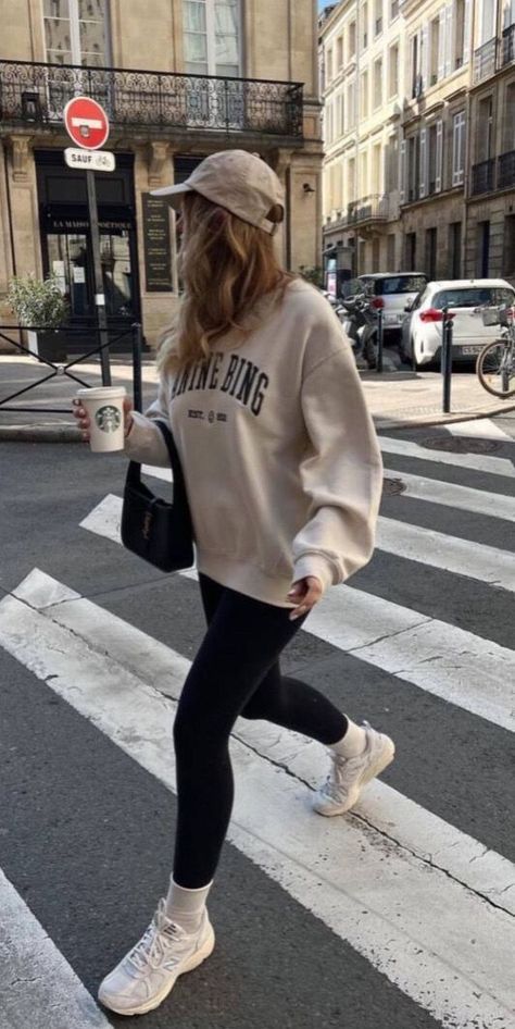 Chic Crewneck Outfit, Gym Errands Outfit, Outfit With Crewneck, Winter Crewneck Outfit, Overzised Sweatshirt Outfit, Sweatshirt And Sneakers Outfit, Varsity Sweatshirt Outfit, White Sweatshirt Outfit Street Style, Graphic Sweatshirt Outfit Street Styles