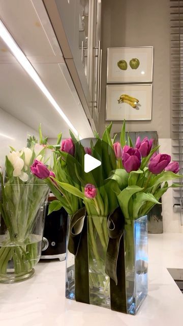 Maite Salmerón on Instagram: "Tulipanes 🌷 con lazos 🎀Estos ayudaran a mantener las flores en su sitio 😊¿Que os parece la idea ?" Diy Patio Garden, Tulip Arrangements, Summer Flower Arrangements, Tulips Arrangement, Spring Flower Arrangements, Garden Landscaping Ideas, Balcony Plants, Aesthetic Garden, Garden Aesthetic