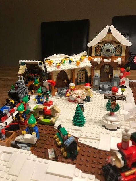 Lego Christmas Sets, Christmas Legos, Lego Scenes, Snow Resort, Lego Christmas Village, Christmas Lego, Lego Winter Village, Lego Poster, Lego Village