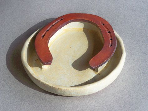 Floating horse shoe tray. Horse Shoe Ceramic, Country Clay Ideas, Ideas Ceramica, Shoe Tray, Clay Classes, Pottery Inspo, Student Choice, Diy Air Dry Clay, Cowboy Horse