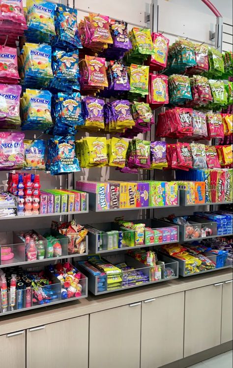 Home Candy Store Ideas, Candy Store Display Ideas, Candy Shop Ideas Design, Candy Store Ideas, Candy Display Ideas, Candy Storage Ideas, Japanese Candy Shop, Botique Interiors Ideas, Candy Closet