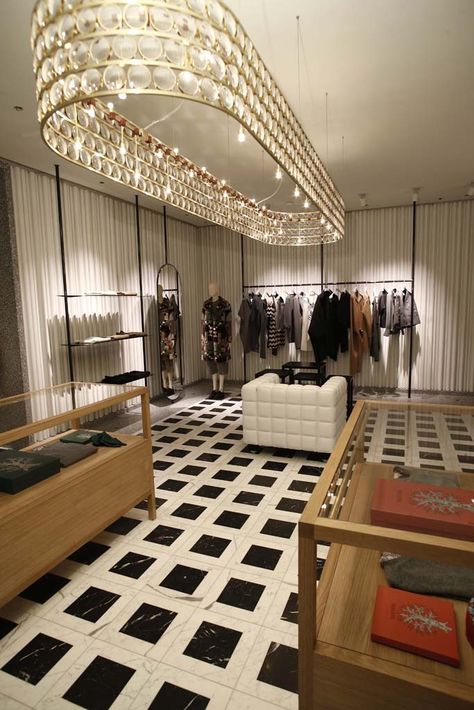 Valentino Interior, Retail Interior Design, Visual Merchandising Displays, Boutique Interior Design, Boutique Decor, Retail Merchandising, Shop Window Design, Retail Store Design, Boutique Interior