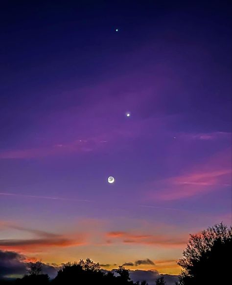 WOW! Beautiful shot of the Moon, Venus and Jupiter aligned over Florida 2/21/2023 Credit: Ken Gartin Moon Venus Jupiter, Jupiter Core, Venus And Jupiter, Venus Star, Venus Jupiter, Astronauts In Space, Beautiful World, Night Skies, Astronomy