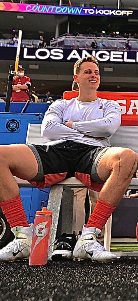 Joe Burrow Shirtless, Joe Burrow Wallpaper, Burrow Wallpaper, Joe Borrow, Smokin Joes, Cincinnati Bengals Football, Bengals Football, Cute Football Players, Joe Burrow