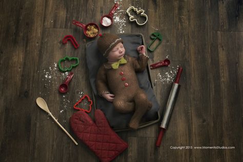 10 Photographers Share Their Favorite Holiday Photo Baby Christmas Photoshoot, Gingerbread Man Costumes, Christmas Session, Newborn Costume, Gifts Photography, Baby Christmas Outfit, Mommy Baby, Christmas Photography