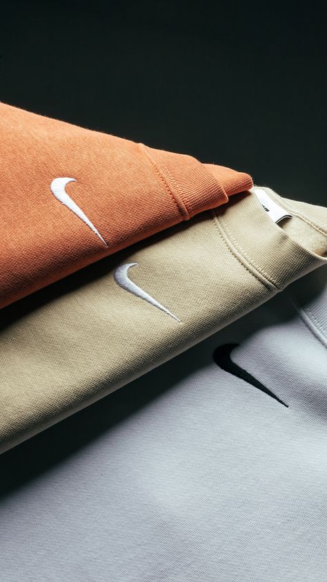 Nike Mood Board, Nike Product Photography, Online Shop Photo Ideas, Nike Outfits Aesthetic, Nike Shoot, Nike Merch, Mens Fall Street Style, Sportswear Aesthetic, Nike Background