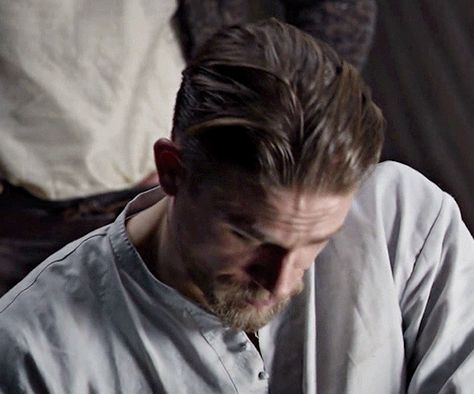 Charlie Hunnam King Arthur, Charlie Hunnam Gif, Jackson Teller, King Gif, Anastasia Musical, King Arthur Legend, Arthur Pendragon, Jax Teller, Guess Men