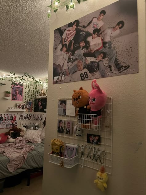 K Drama Room Decor, K Pop Posters Aesthetic Room, Photocard Wall Decor, Poster Set Up Ideas, Cute Bedroom Ideas Aesthetic, Stray Kids Room Ideas, Kpop Fan Room, Kpop Bedroom Ideas, Bts Room Ideas